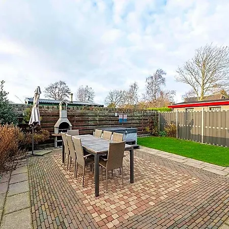 Near Sint Maartenszee With Jacuzzi 4*